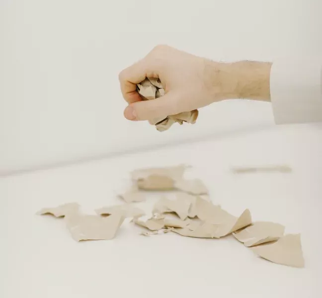 Hopknycklat papper på bord som illustrerar hållbar återvinning på arbetsplatsen