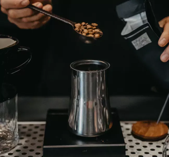 Närvaro och doft av nyrostat kaffe, en bild av den perfekta kaffelösningen på jobbet