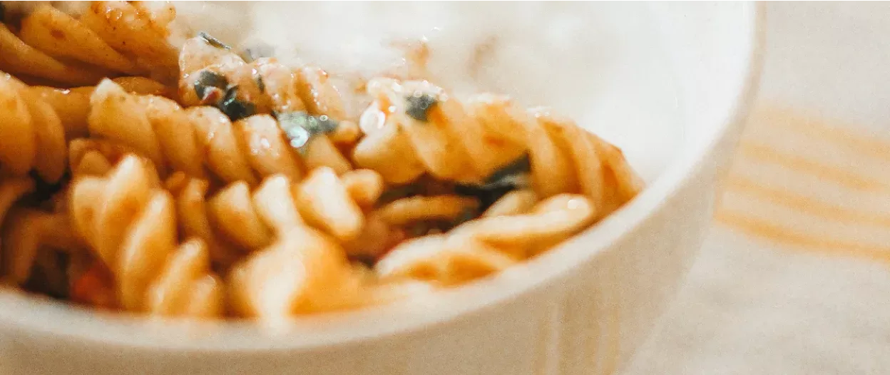Närbild på en skål med pasta, symbol för måltider som kan anpassas efter medarbetares smak