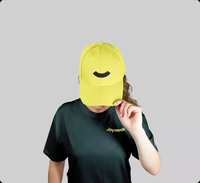 Profilprodukter och företagskläder, exempel på keps och t-shirt med logga för varumärkesprofilering