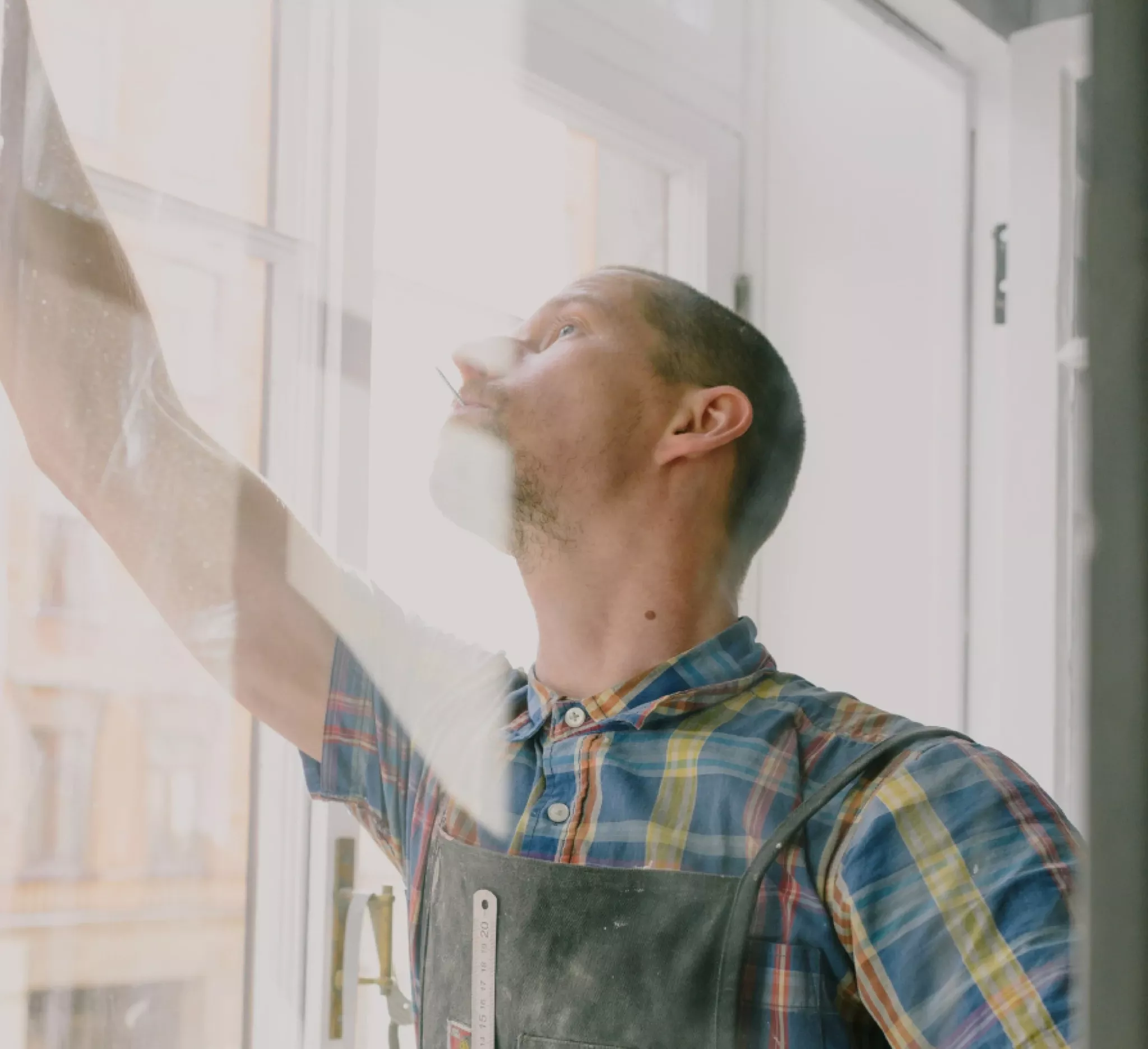Mobil vaktmästare utför fastighetsservice och underhåll med fokus på kvalitet och flexibilitet