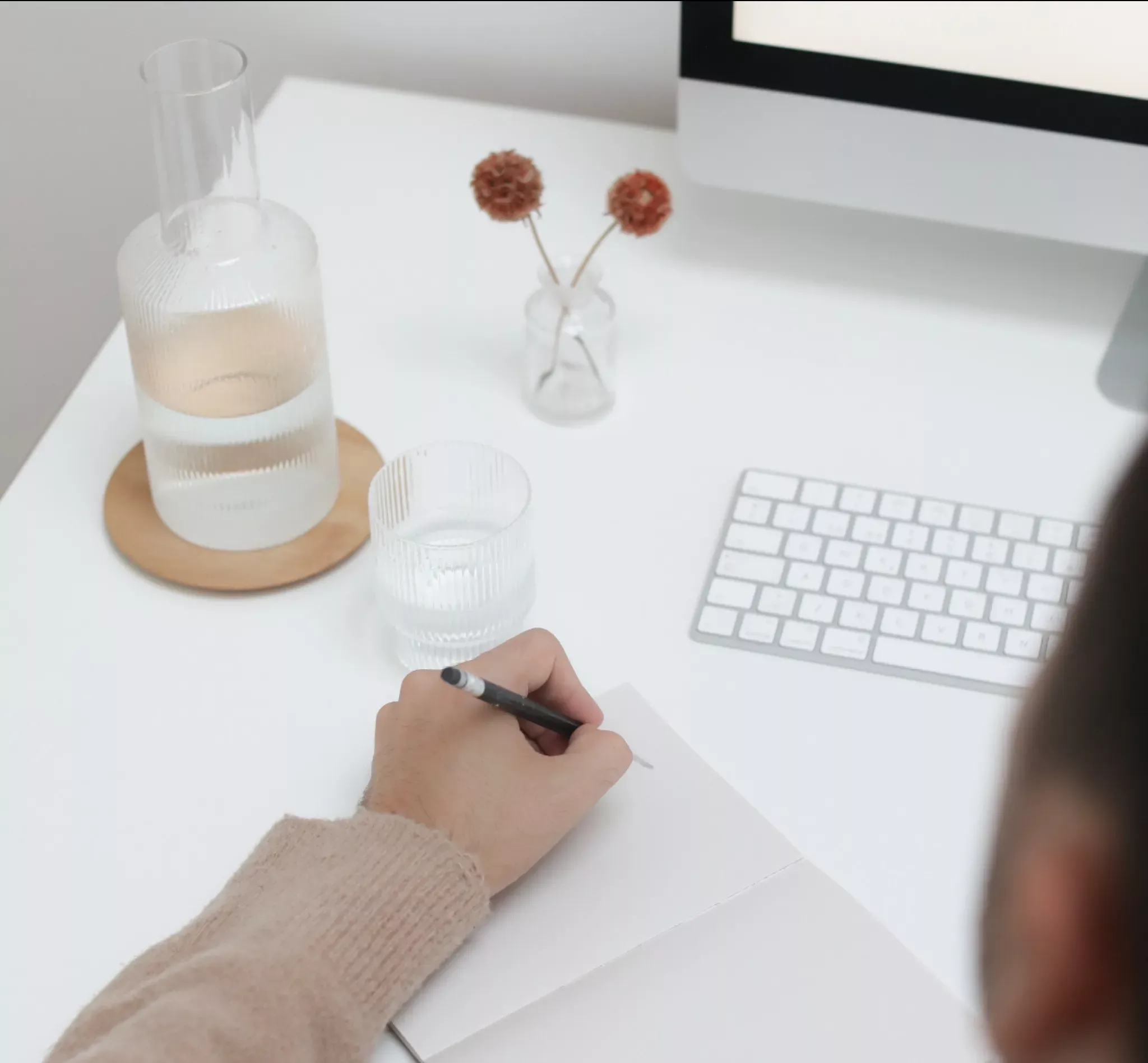 Glas och karaff med friskt vatten på skrivbord, symbol för moderna vattenlösningar på kontoret